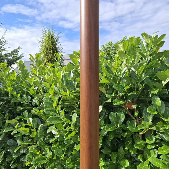 AlarmsysteemExpert.nl Donker houtstructuur cameramast met kantelanker 4 meter